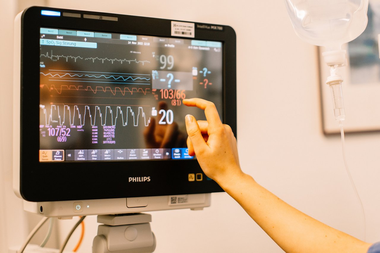 Pflegekraft am Monitor auf Intensivstation