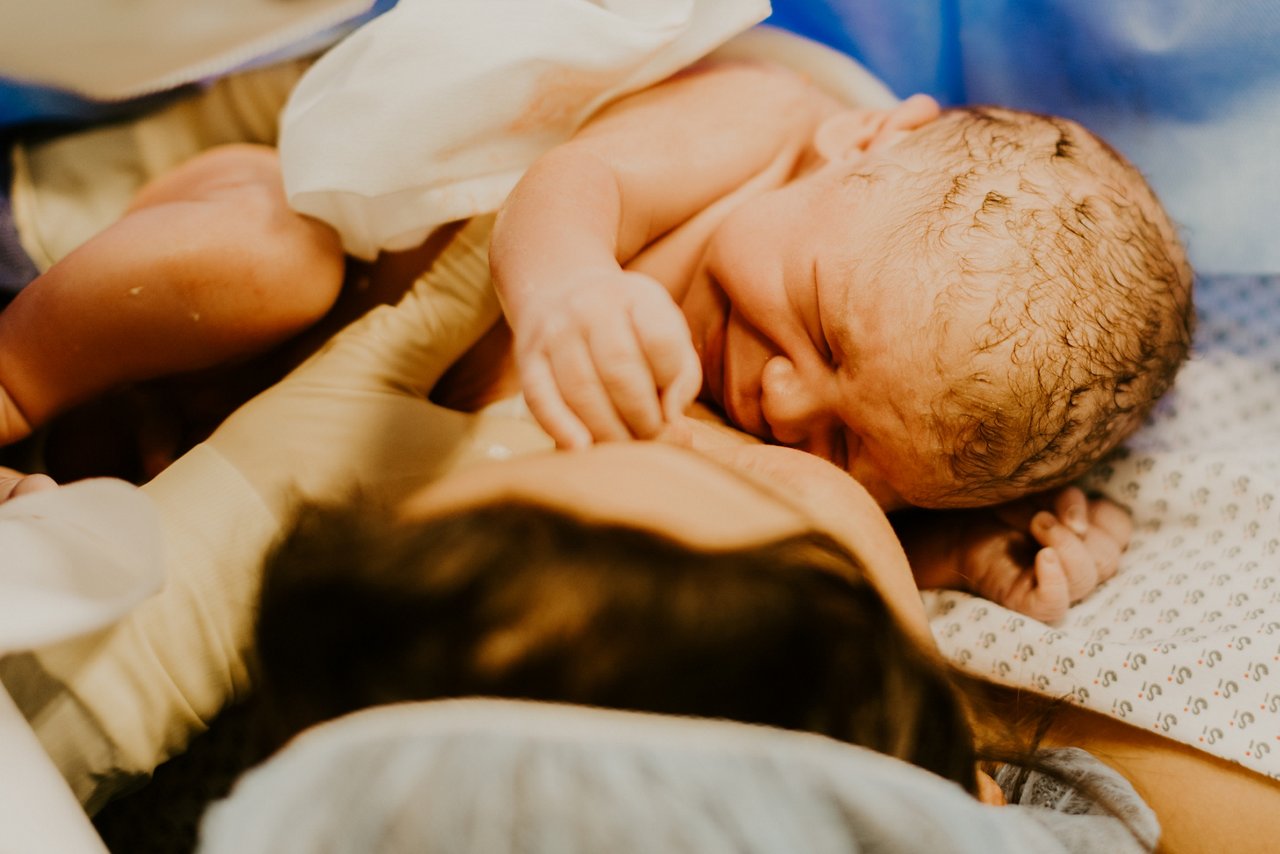 Baby mit Mutter nach Kaiserschnitt