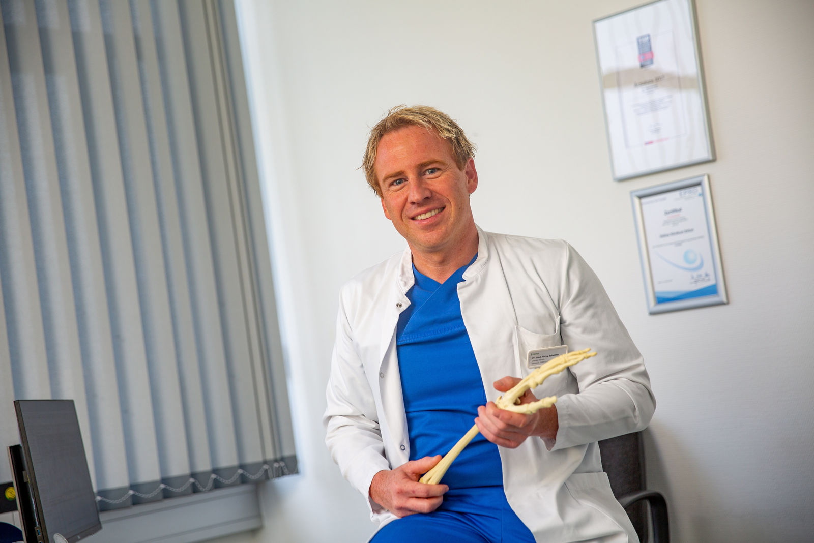 Dr. Nicky Schettler ist leitender Oberarzt in der Klinik für Unfallchirurgie, Orthopädie und Handchirurgie des Helios Klinikums Erfurt