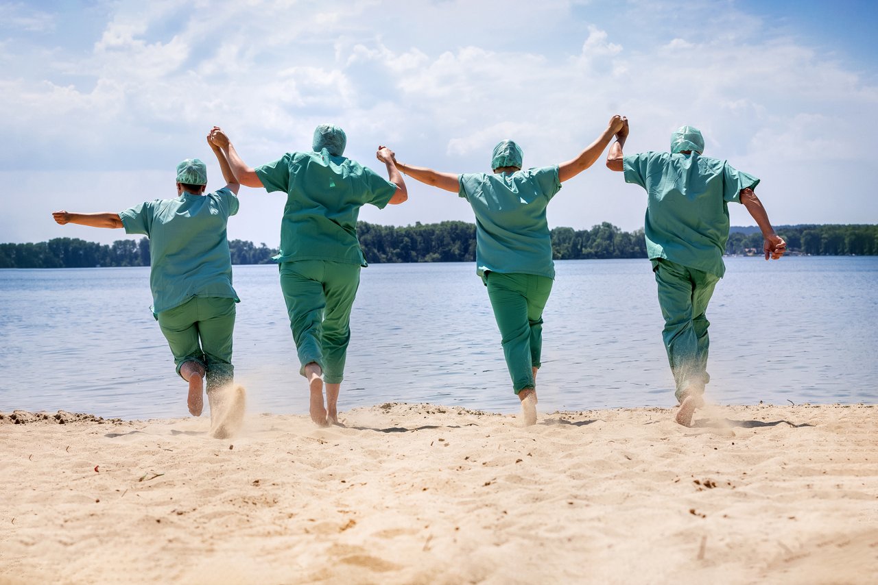 Auszubildende des Bildungszentrums Bad Saarow springen ins Wasser