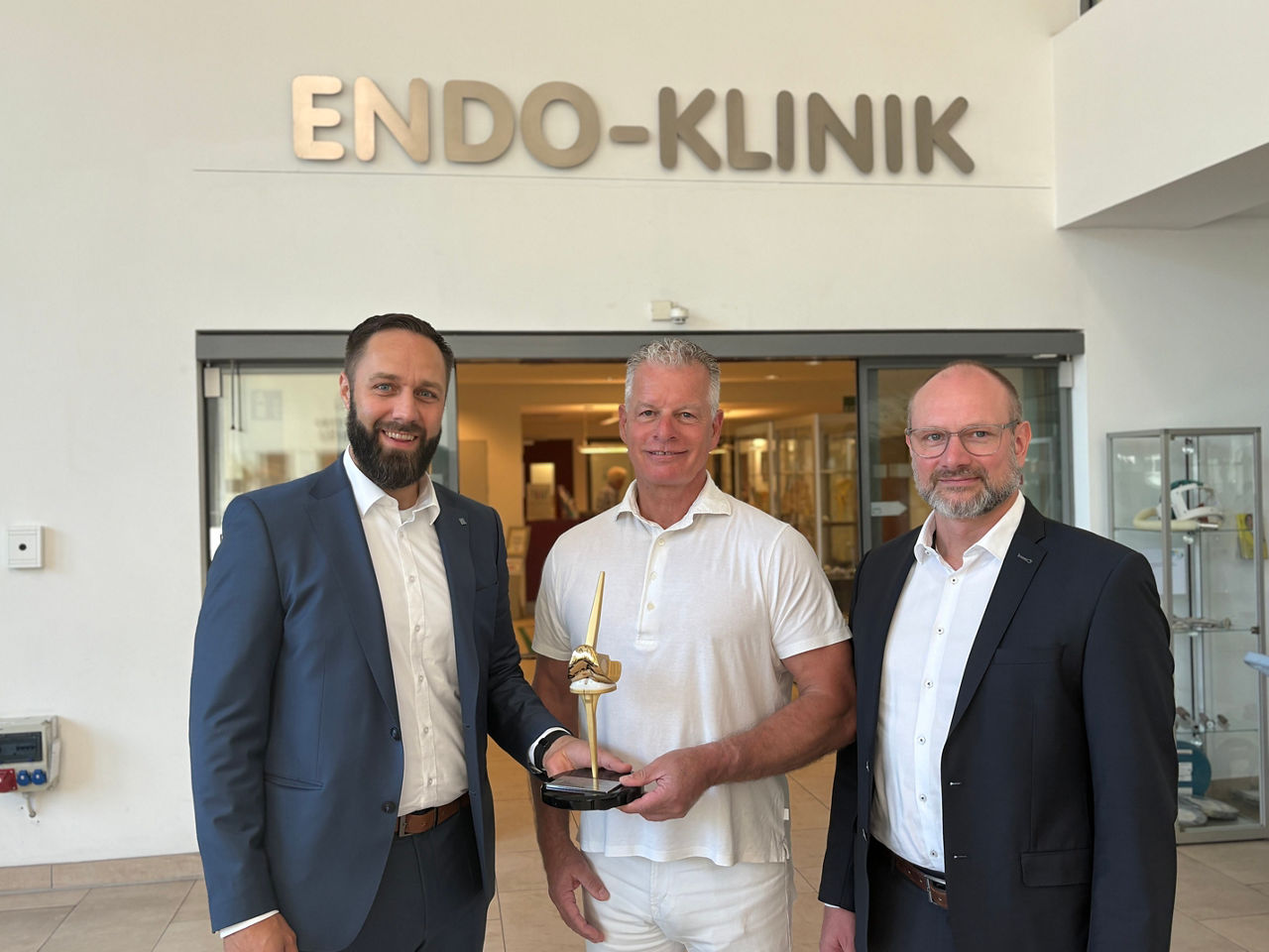 Ein Geschenk, das gemeinsame Medizingeschichte sichtbar macht: Gelenkprothesen-Hersteller Waldemar Link gratuliert der Helios ENDO-Klinik Hamburg zum 50-jährigen Jubiläum