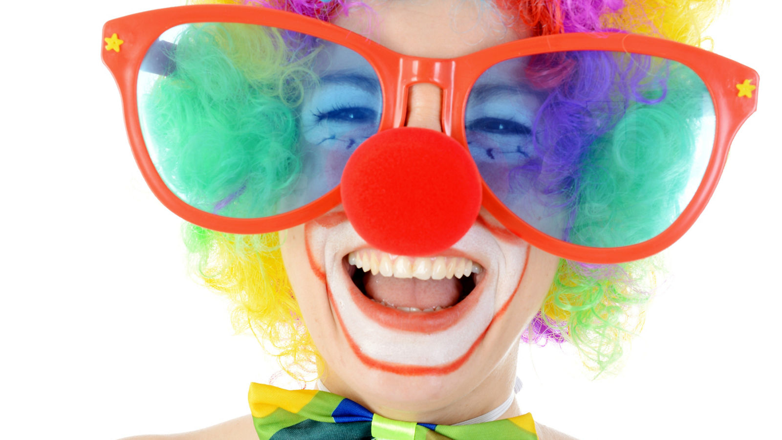 Clown mit großer Brille lacht laut