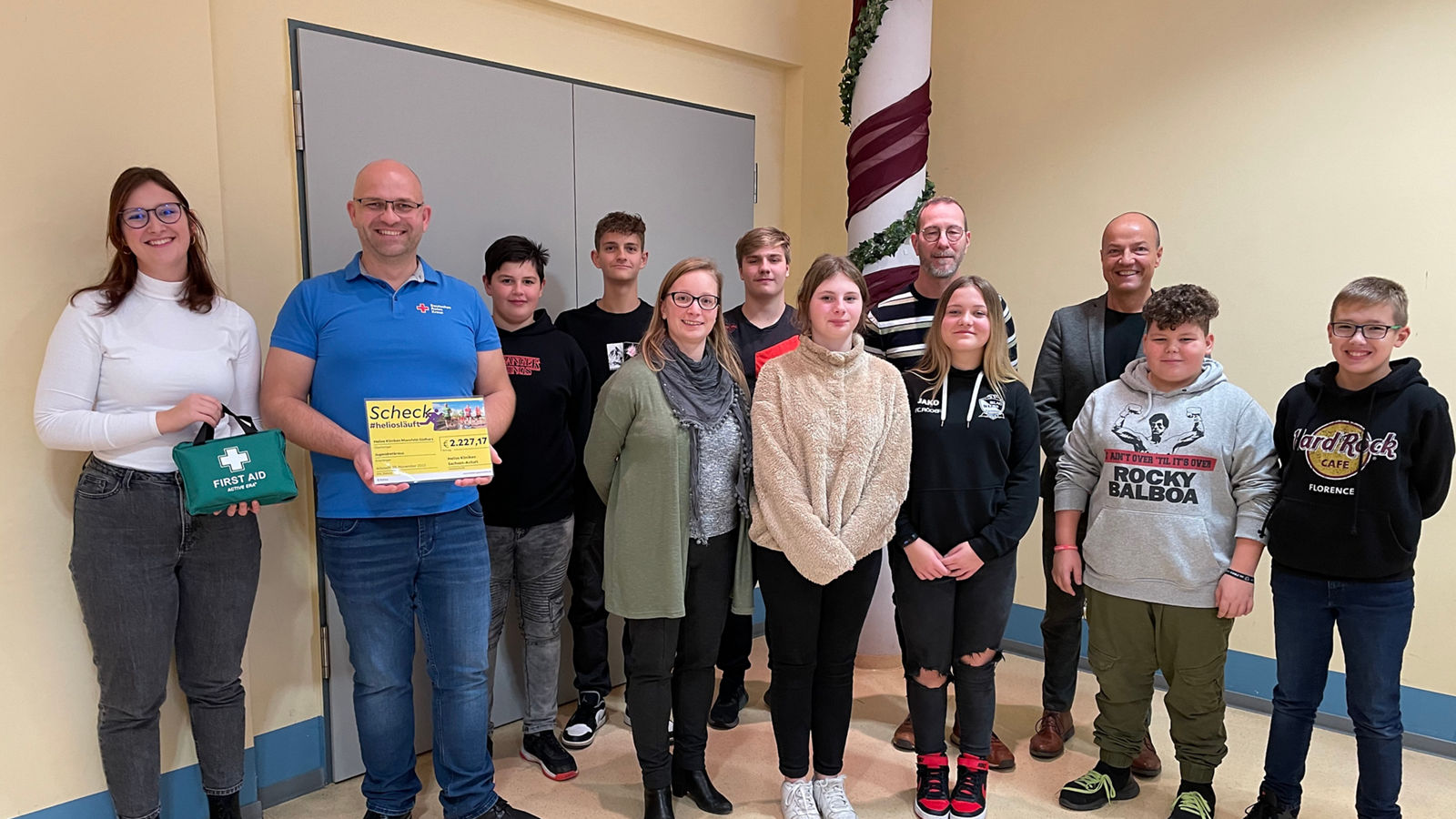 Helios Kliniken Mansfeld-Südharz übergeben Spendenscheck an Schulsanitätsdienstgruppe der Thomas-Müntzer-Schule Allstedt 