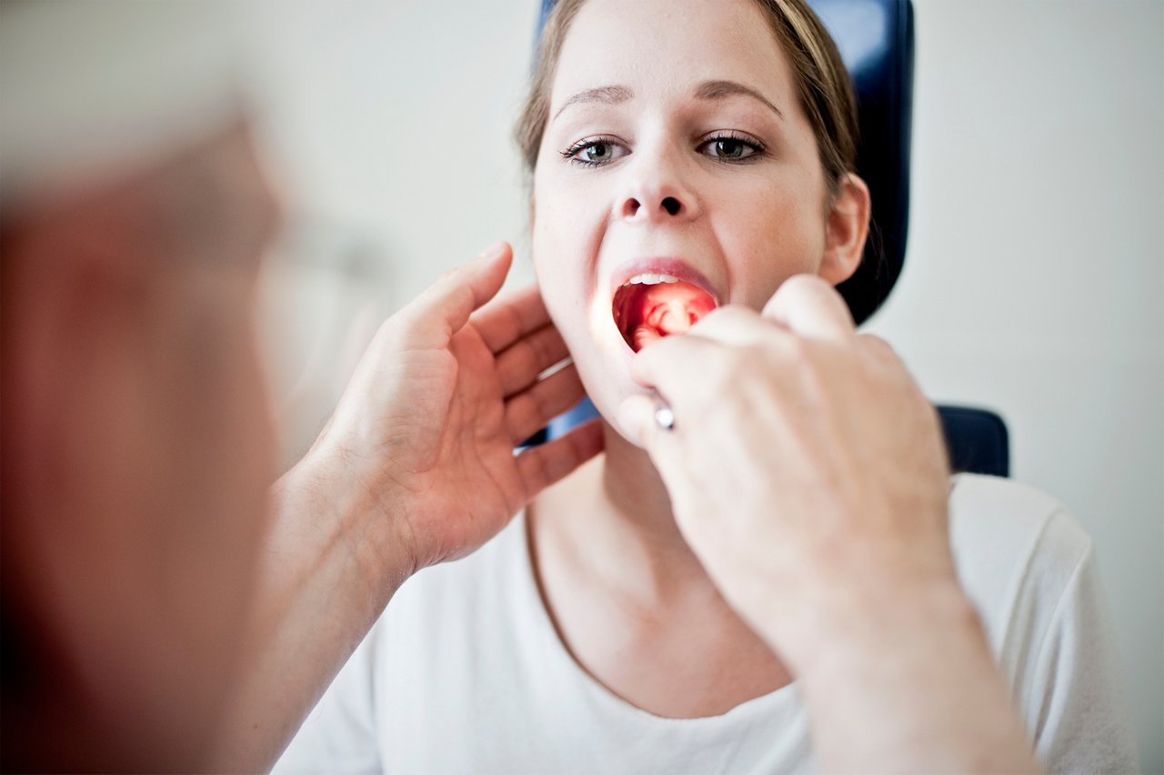 Eine Patientin bei einer Untersuchung des Hals-Rachenraums.