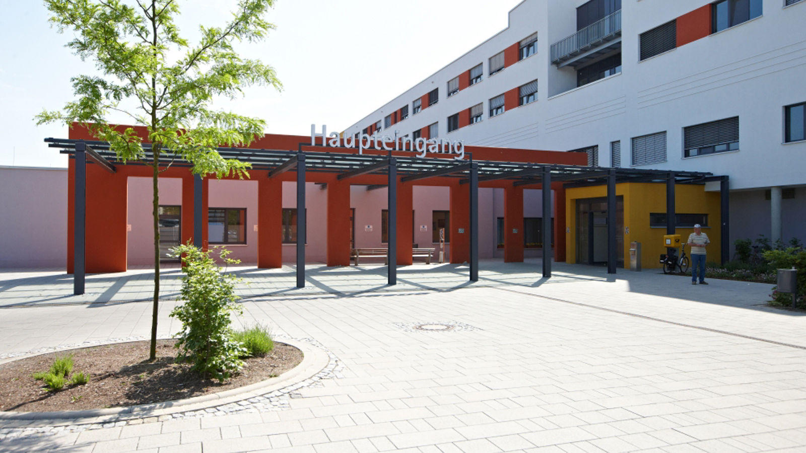 Klinikum Salzgitter, DEU, 22.05.2012[ (c) Christian Wyrwa, Diplom-Foto-Designer (FH),  Burgwedeler Str. 91D , 30916 Isernhagen (bei Hannover), Germany, E-Mail: info@wyrwa-foto.de,  Tel: +49-511-3945254, Fax:+49-511-1233545, Mobil: +49-171-8340094, 7 % MwSt, St.Nr.: DE 1800903836, Bankverbindung: Konto: 900437952, BLZ 25050180, Sparkasse Hannover, IBAN: DE03250501800900437952; BIC: SPKHDE2HXXX:, Jegliche Verwendung ausserhalb einer journalistischen bedarf einer gesonderten Freigabe.Es gelten ausschließlich meine Geschäftsbedingungen (AGB). (Diese können eingesehen werden unter: http://www.wyrwa-foto.de/Wyrwa-AGB/Wyrwa_AGB.pdf ) Dieses Lichtbildwerk ist gesetzlich geschuetzt. Nachdruck, Veroeffentlichung und Verwendung nur gegen Honorar (mindestens MFM Liste 2008), Belegexemplar und Autorennennung.: "Foto: Christian Wyrwa" , www.freelens.com/clearing/, kein Modelrelease vorhanden, no modelrelease] [#0,26,121#]