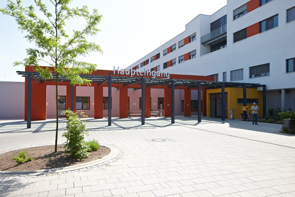 Klinikum Salzgitter, DEU, 22.05.2012[ (c) Christian Wyrwa, Diplom-Foto-Designer (FH),  Burgwedeler Str. 91D , 30916 Isernhagen (bei Hannover), Germany, E-Mail: info@wyrwa-foto.de,  Tel: +49-511-3945254, Fax:+49-511-1233545, Mobil: +49-171-8340094, 7 % MwSt, St.Nr.: DE 1800903836, Bankverbindung: Konto: 900437952, BLZ 25050180, Sparkasse Hannover, IBAN: DE03250501800900437952; BIC: SPKHDE2HXXX:, Jegliche Verwendung ausserhalb einer journalistischen bedarf einer gesonderten Freigabe.Es gelten ausschließlich meine Geschäftsbedingungen (AGB). (Diese können eingesehen werden unter: http://www.wyrwa-foto.de/Wyrwa-AGB/Wyrwa_AGB.pdf ) Dieses Lichtbildwerk ist gesetzlich geschuetzt. Nachdruck, Veroeffentlichung und Verwendung nur gegen Honorar (mindestens MFM Liste 2008), Belegexemplar und Autorennennung.: "Foto: Christian Wyrwa" , www.freelens.com/clearing/, kein Modelrelease vorhanden, no modelrelease] [#0,26,121#]