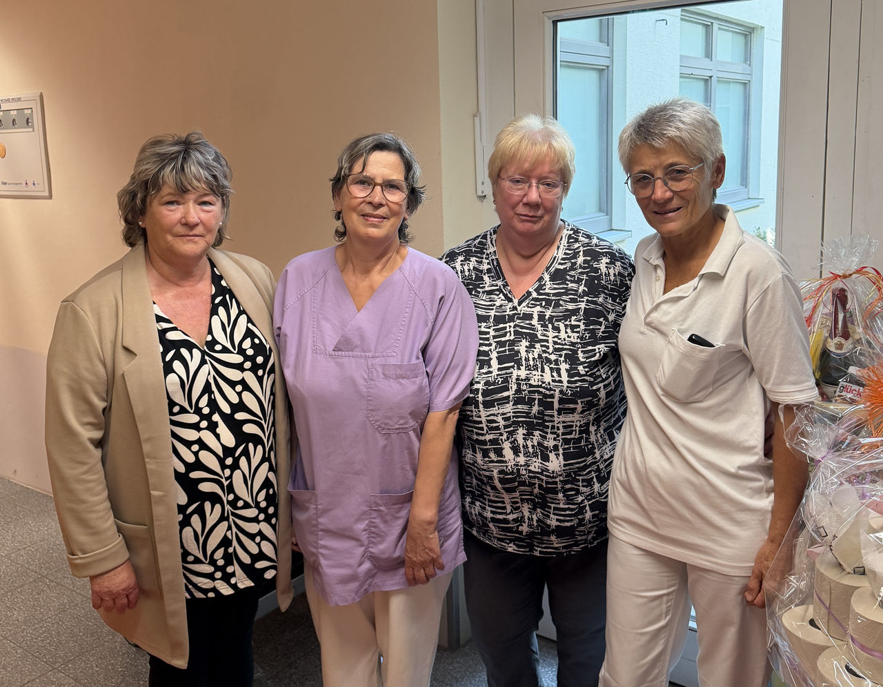 Wenn der letzte Dienst mehr hinterlässt als einen sauberen Flur: Nach mehr als 40 Jahren im Einsatz der Reinigung gehen zwei bekannte Gesichter der Helios Bördeklinik in den Ruhestand