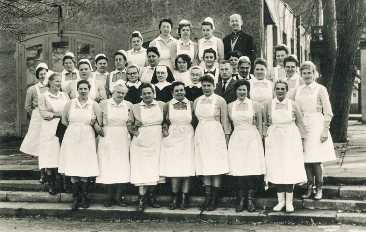 Die Mutter von Dr. Heike Bien, Schwester Erika (vordere Reihe, 3. von rechts)