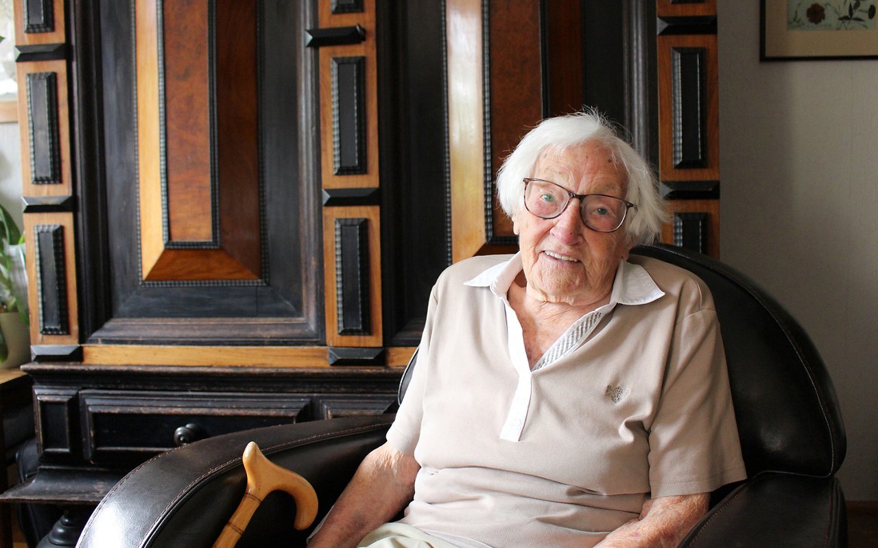 Ingeborg von Knorre (101) vor dem Schrank mit dem Familienarchiv