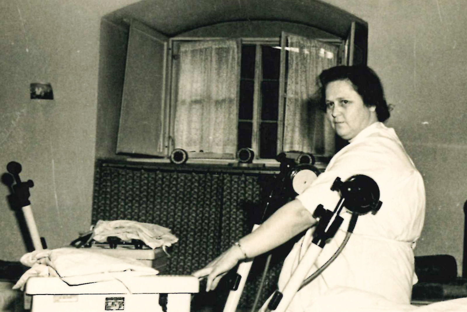 Krankengymnastin Erna am Therapiegerät für die Kurzwelle