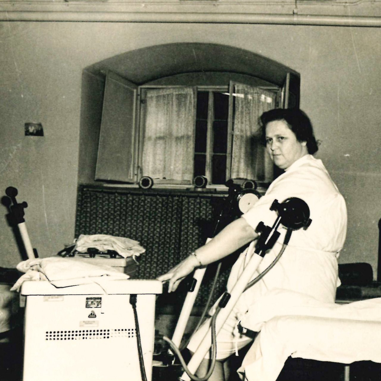 Krankengymnastin Erna am Therapiegerät für die Kurzwelle