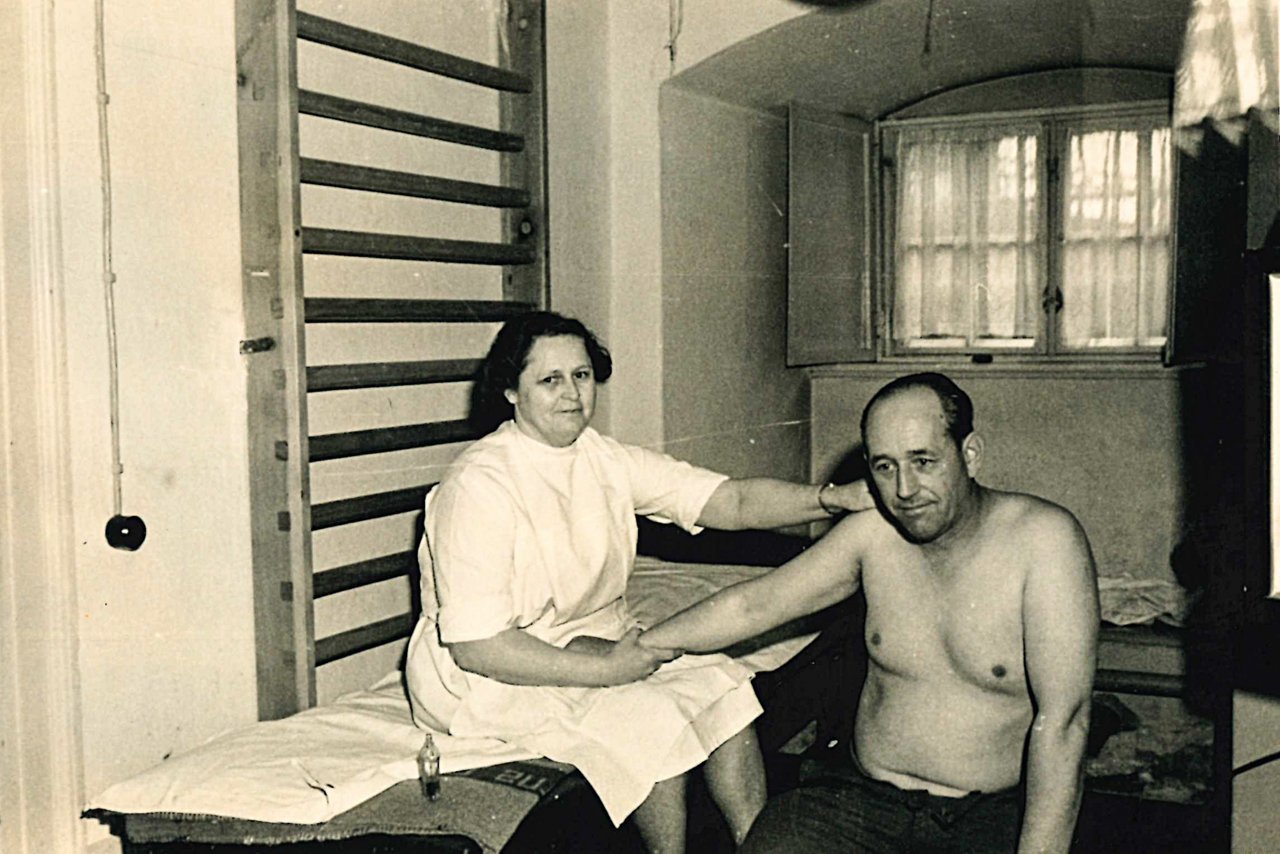 Erna in ihren Räumlichkeiten im Schlosskeller bei der Therapie am Patienten)