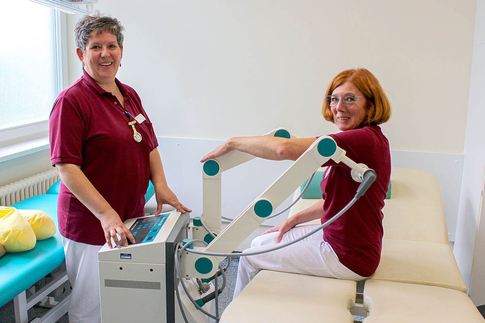 Irina Meyer, links, und Runa Fichtner, rechts, am Kurzwellengerät wie früher auch Knochen-Erna