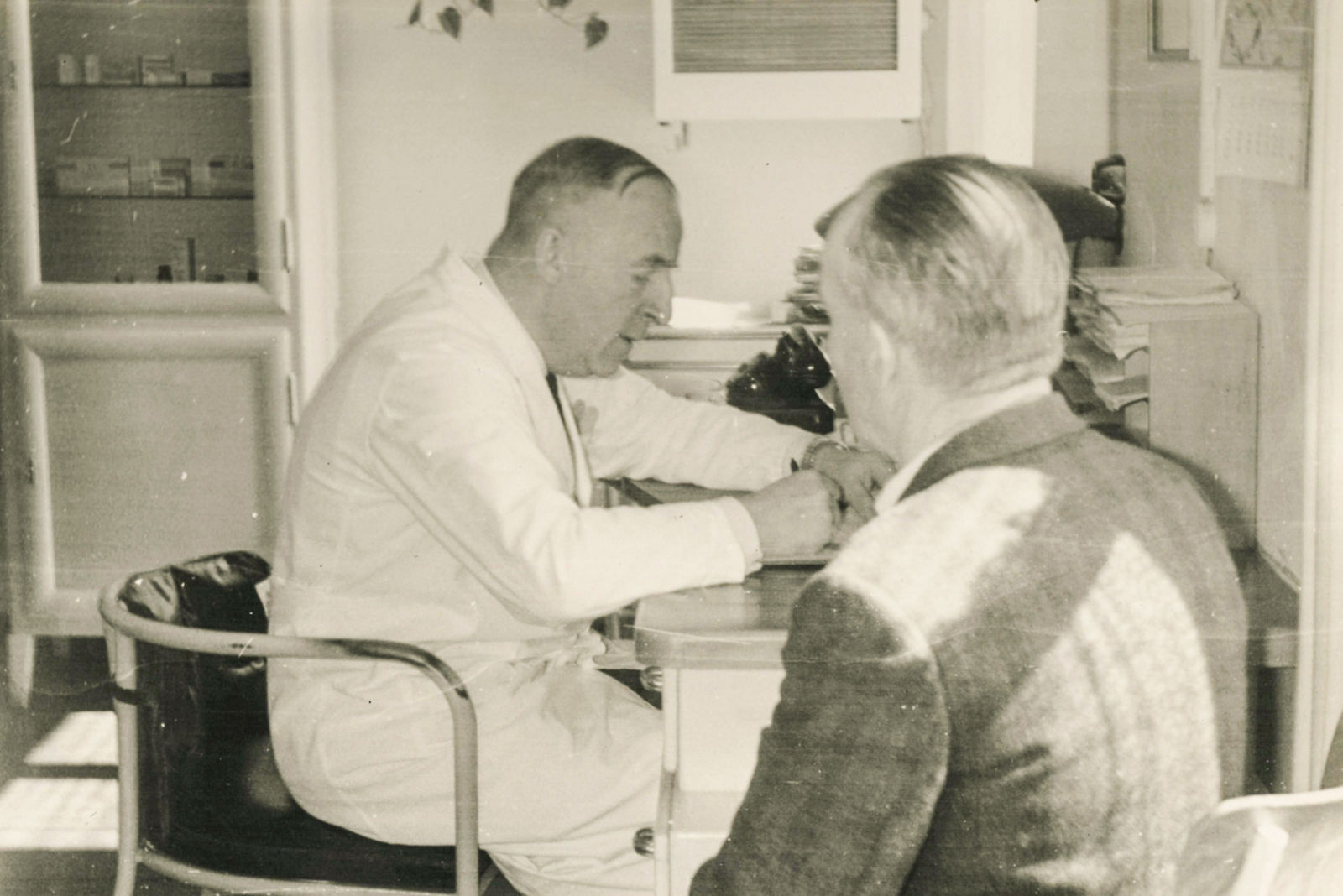 Dr. von Knorre bei einer seiner Sprechstunden in der Poliklinik