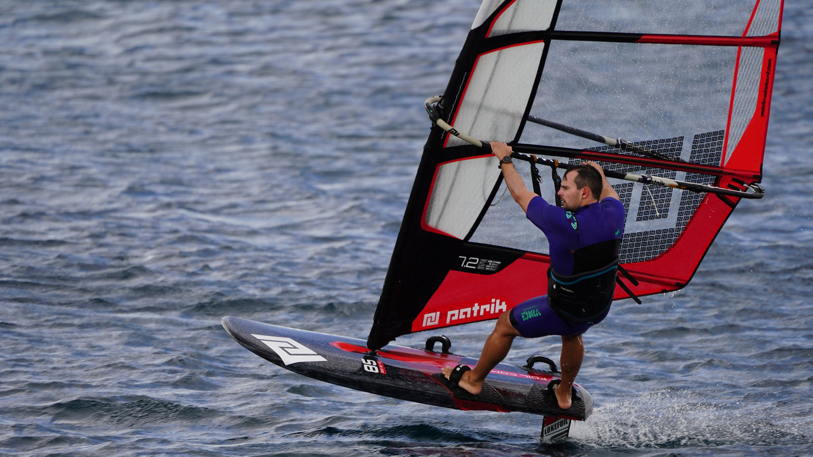 Windsurfer bekommt Hilfe bei Rückenschmerzen