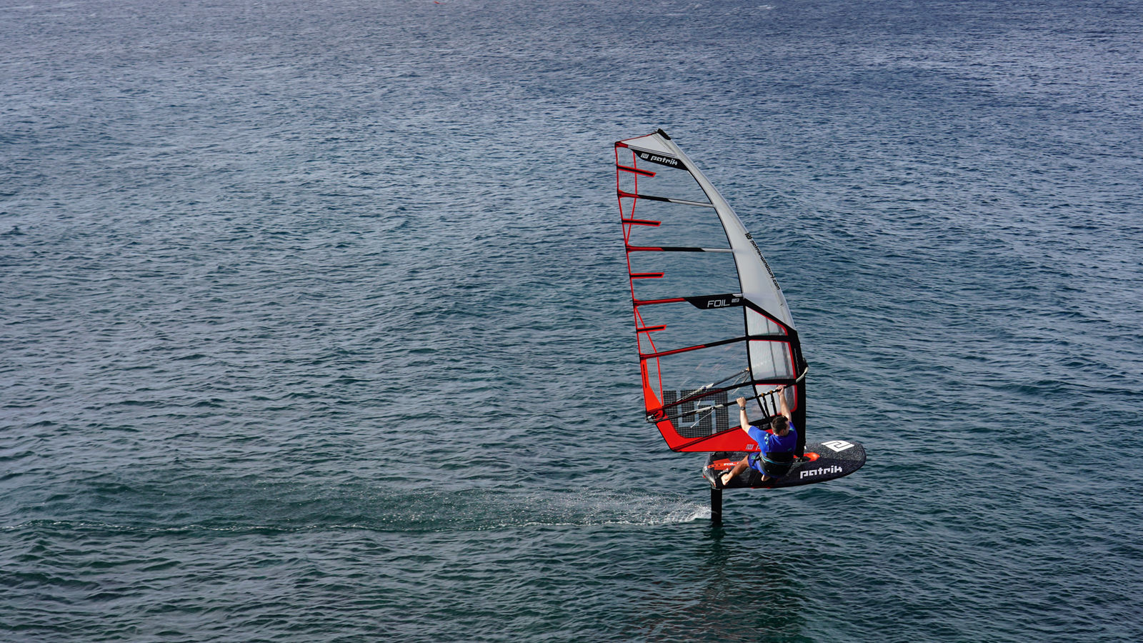 Windsurfer bekommt Hilfe bei Rückenschmerzen
