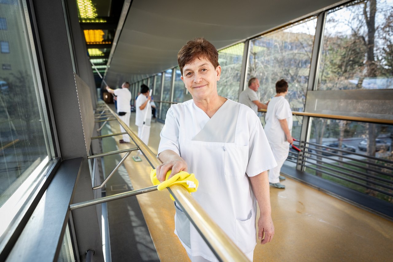 Erfurt , 040326 , Helios Klinikum Erfurt , Kampagne Recruiting Reinigungskräfte 
Foto: Bild13/Helios Kliniken