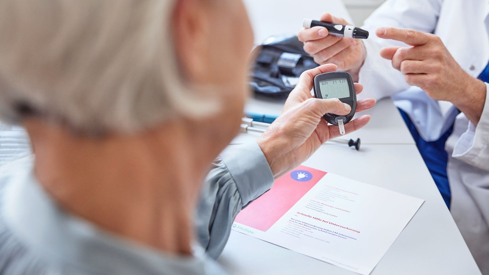 Close up von Hände Arzt mit Stechhilfe und Frau Hände hält Glukose-Messgerät für Diabetes-Tester Blutzuckerspiegel Patientenkampagne 2022