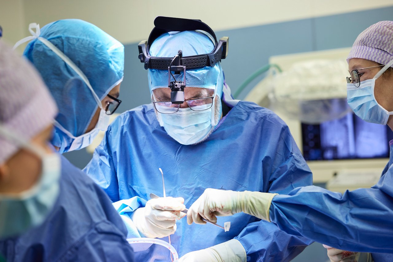 OP Medizinisches Team bei der Durchführung eines Eingriffs in einem hellen, modernen Operationssaal