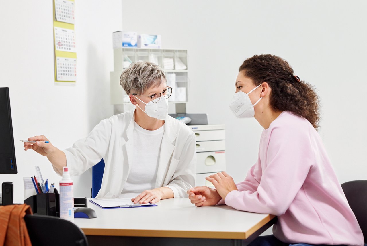 Beratungsgespräch zwischen Ärztin und Patientin in einem medizinischem Versorgungszentrum Patientenkampagne 2022