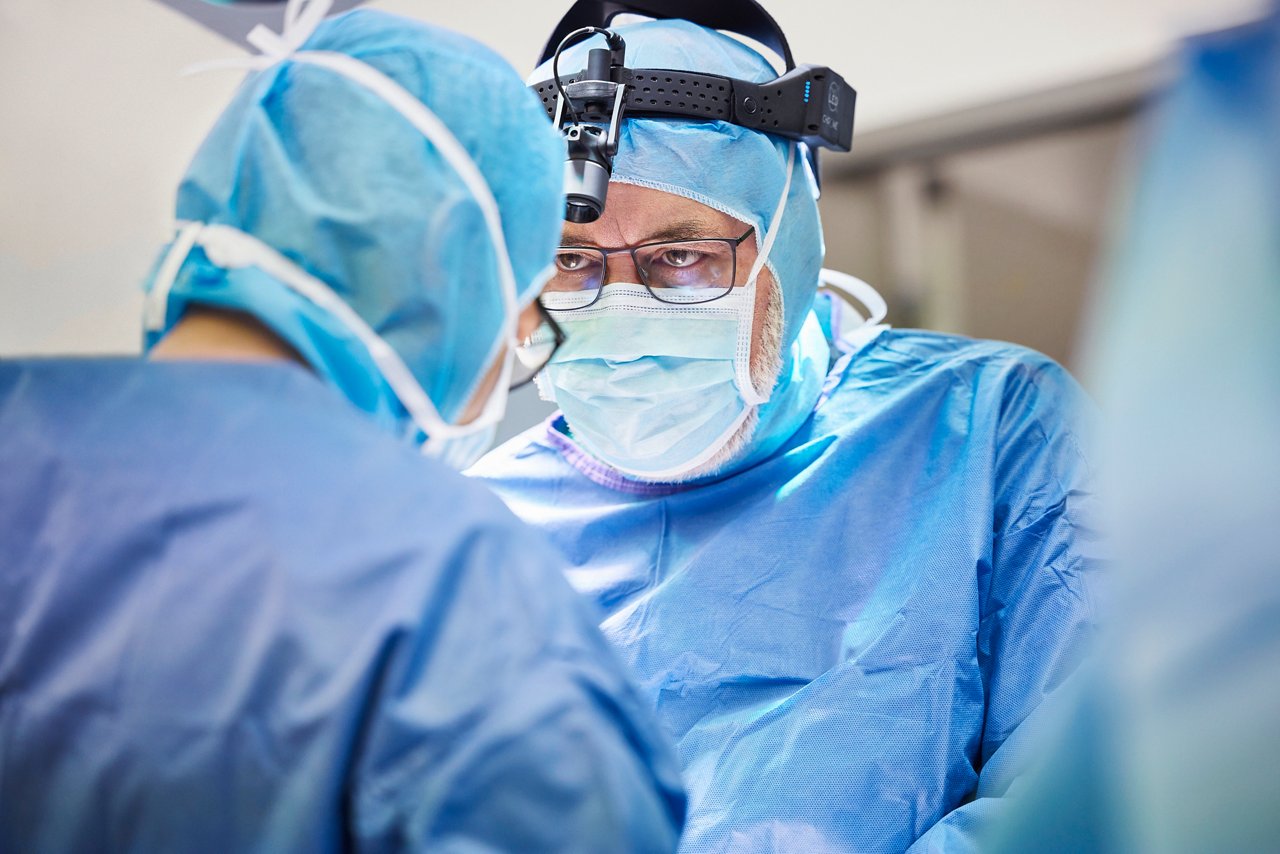 Zwei Ärzte operieren konzentriert im Operationssal Orthopädie Patientenkampagne 2022