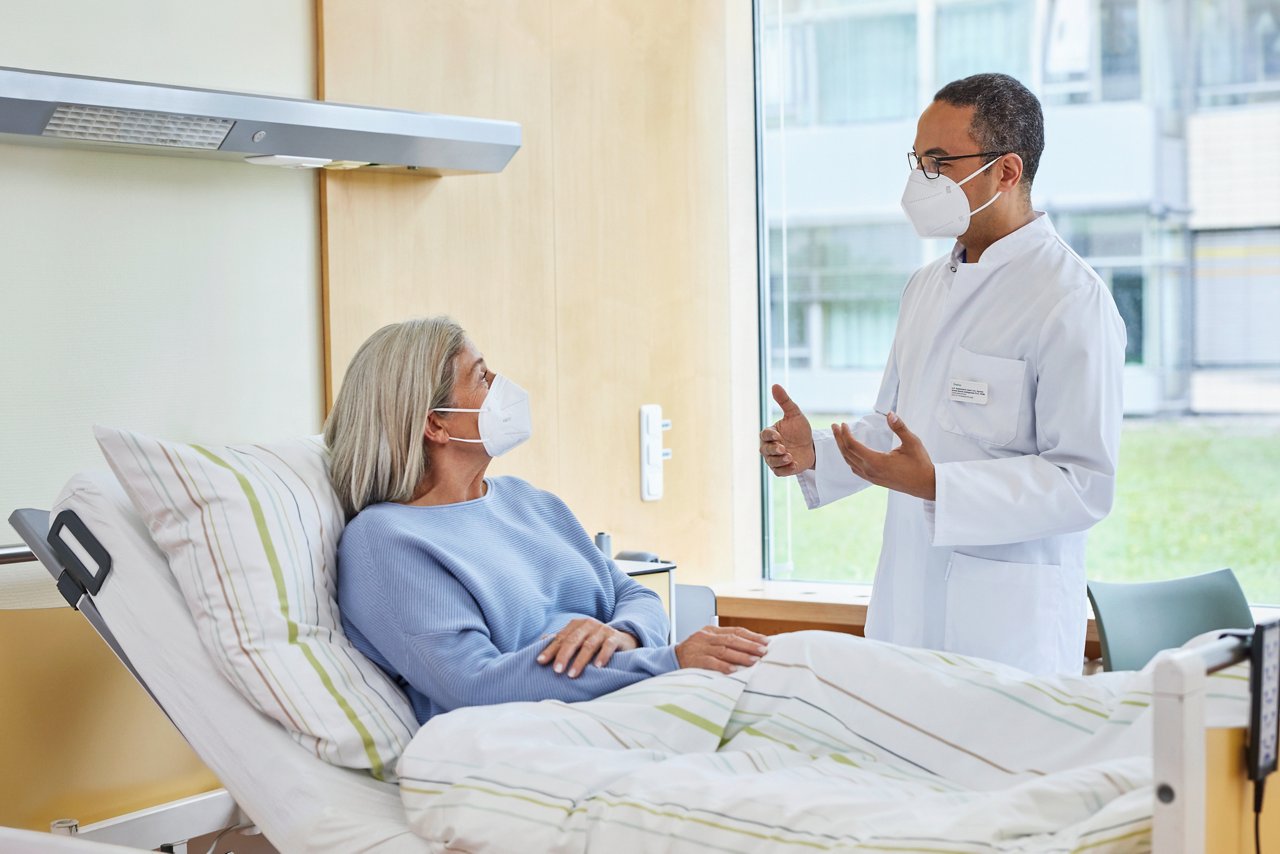 Arzt spricht mit Patientin im Patientenzimmer Patientenkampagne 2022