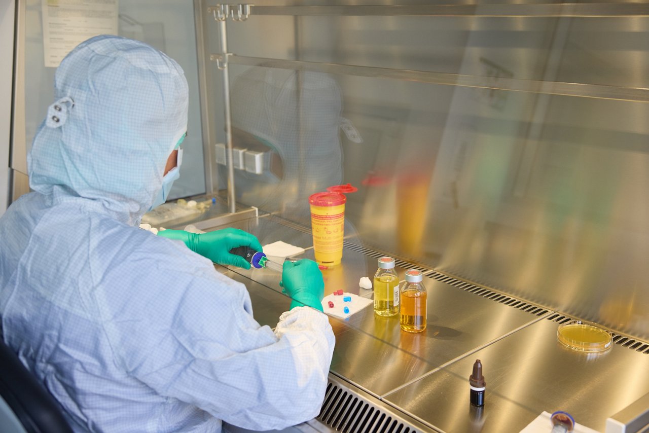 Ein Medizin-Technischer-Laboratoriumsassistent bereitet Proben in einem sterilen Labor auf.