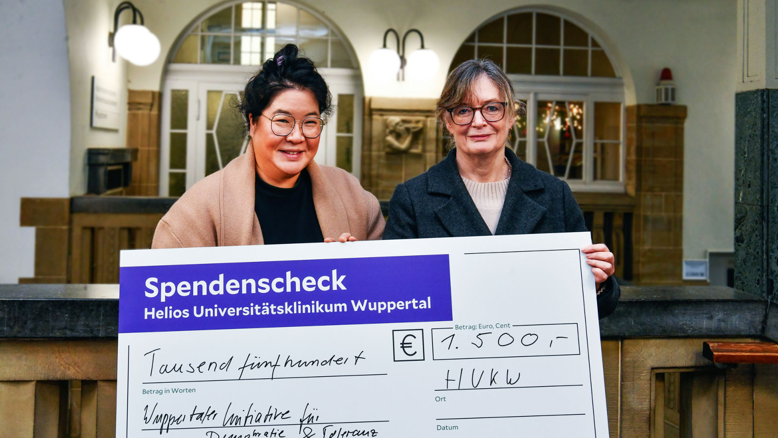 Herzenssache 2024: Spendeübergabe an Angelika Wiegand durch Simone Hyun