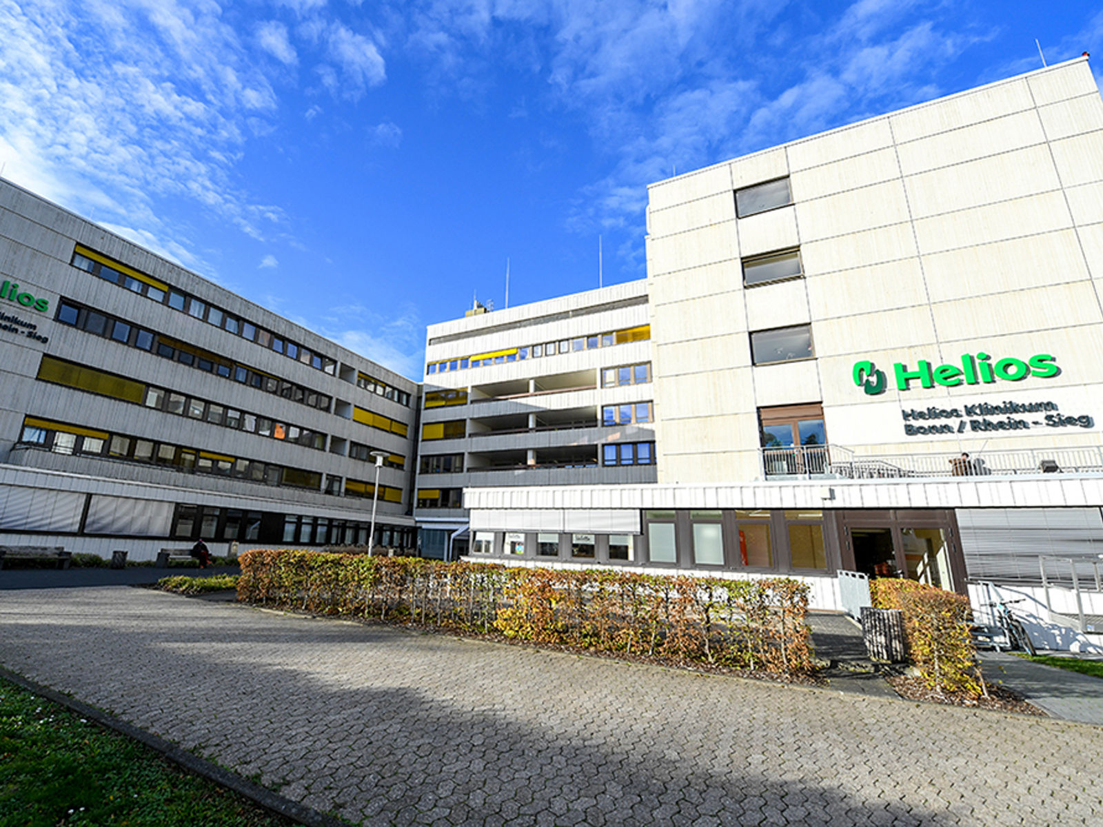 Auf den Parkflächen des Helios Klinikums Bonn/Rhein-Sieg wird das digitale Parken eingeführt