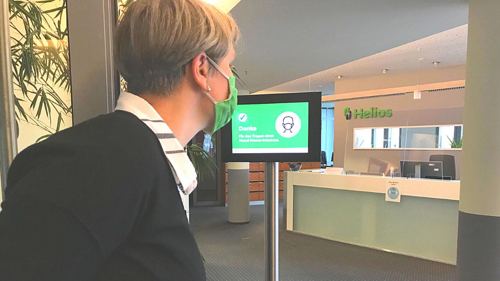 Maskenscanner erinnert an das Tragen eines Mund-Nasen-Schutzes   