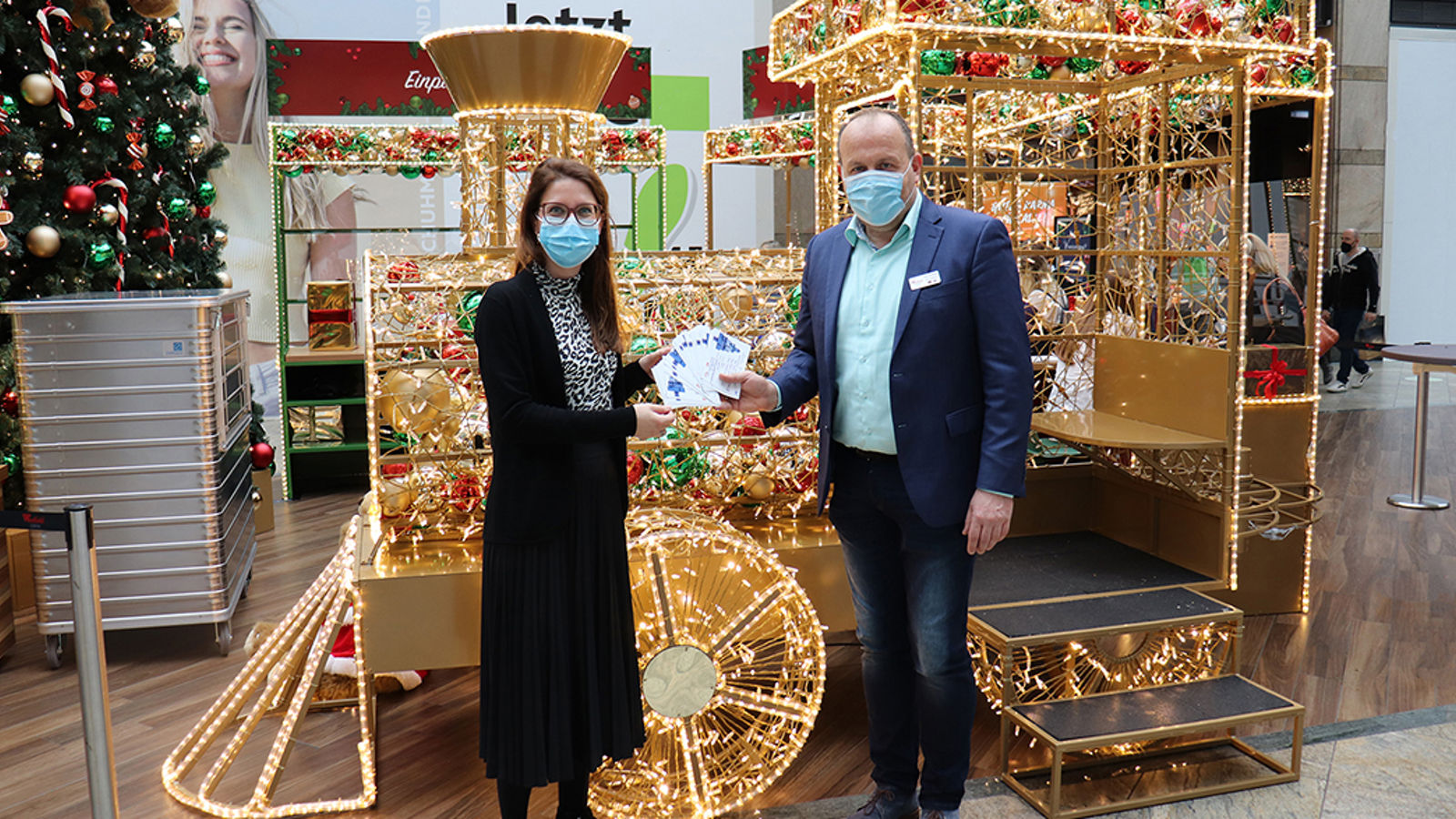 Mitarbeiter der Helios St. Elisabeth Klinik Oberhausen spenden für Centro-Wunschzug 