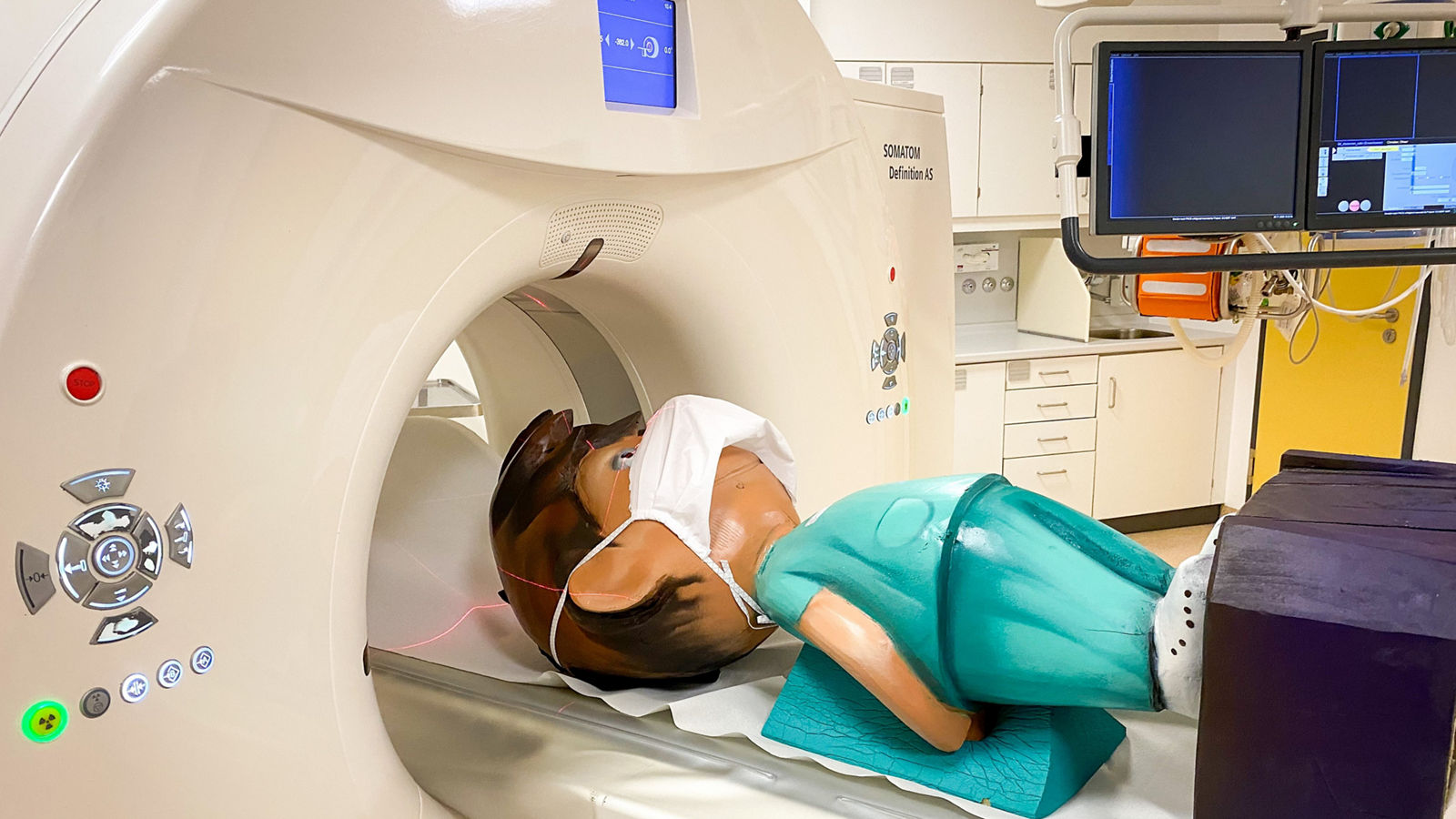 Erich Ohsers Sohn-Figur beim CT im Helios Vogtland-Klinikum Plauen 