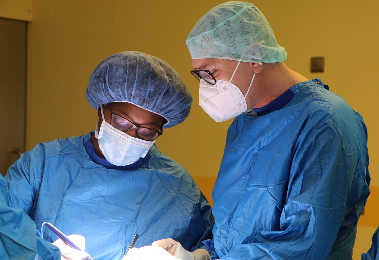 Das Helios Spital Überlingen hat einen bedeutenden Meilenstein in der spezialisierten chirurgischen Versorgung erreicht: Die Klinik hat von der Deutschen Hernien Gesellschaft (DHG) das Siegel für die qualitätsgesicherte Hernienchirurgie erhalten. Diese Au