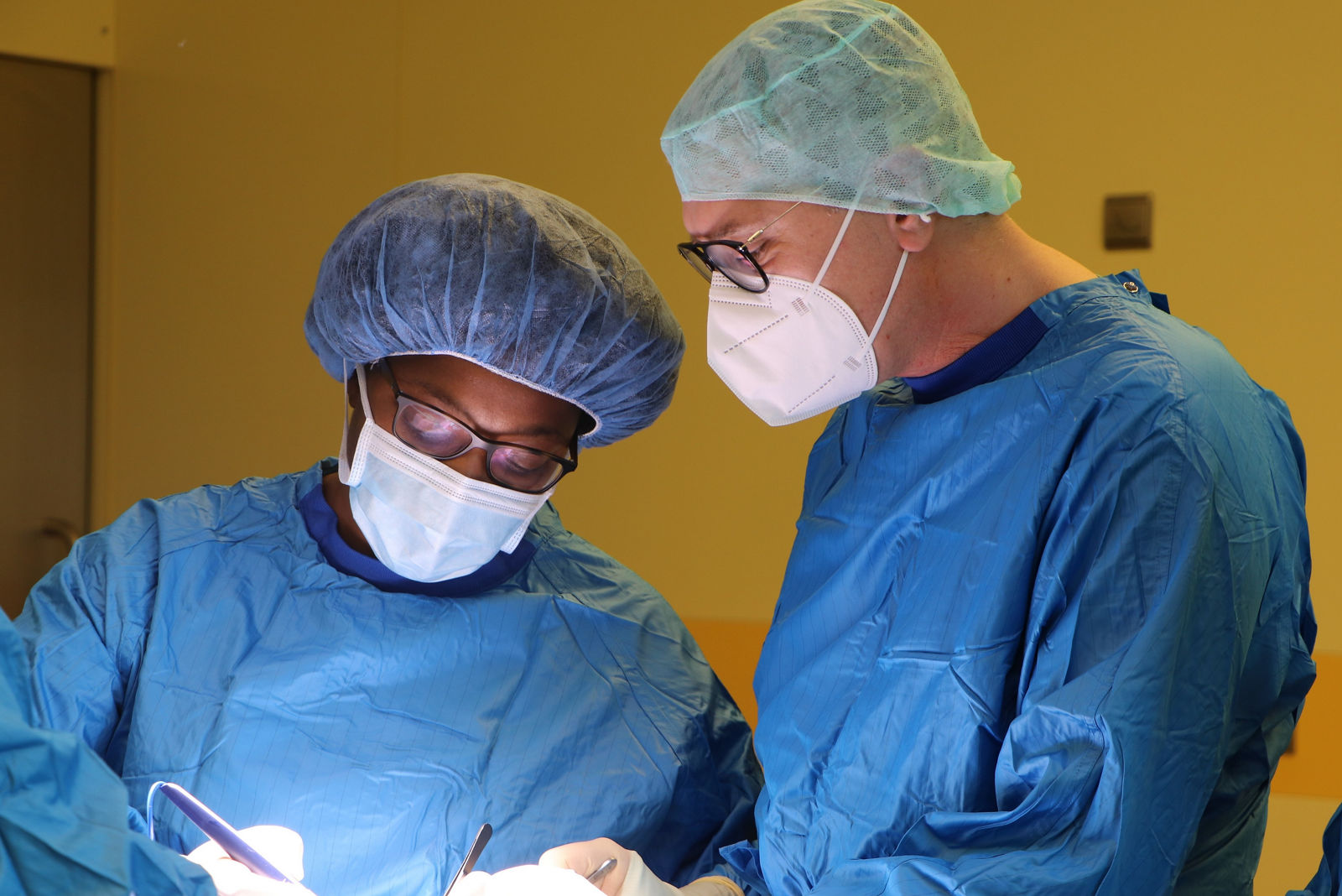 Das Helios Spital Überlingen hat einen bedeutenden Meilenstein in der spezialisierten chirurgischen Versorgung erreicht: Die Klinik hat von der Deutschen Hernien Gesellschaft (DHG) das Siegel für die qualitätsgesicherte Hernienchirurgie erhalten. Diese Au