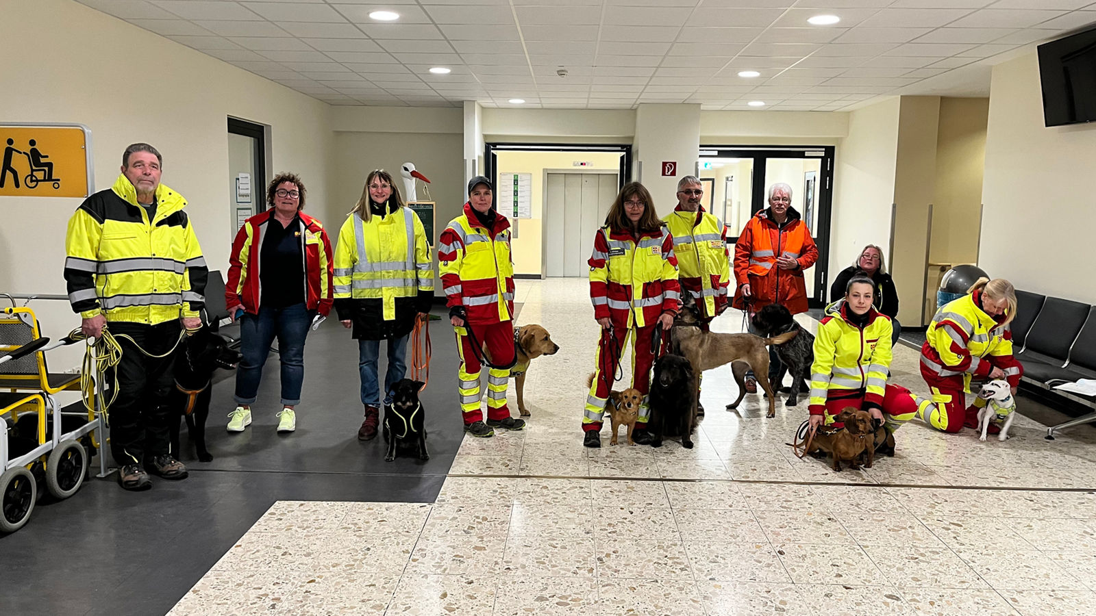 Suchhundestaffel des ASB Helmstedt zu Gast in der Helios St. Marienberg Klinik 