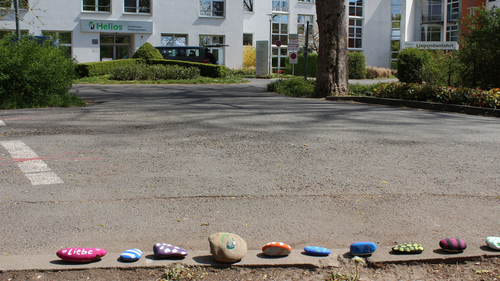 Bunte Steinkette im Park der Helios Fachkliniken Hildburghausen