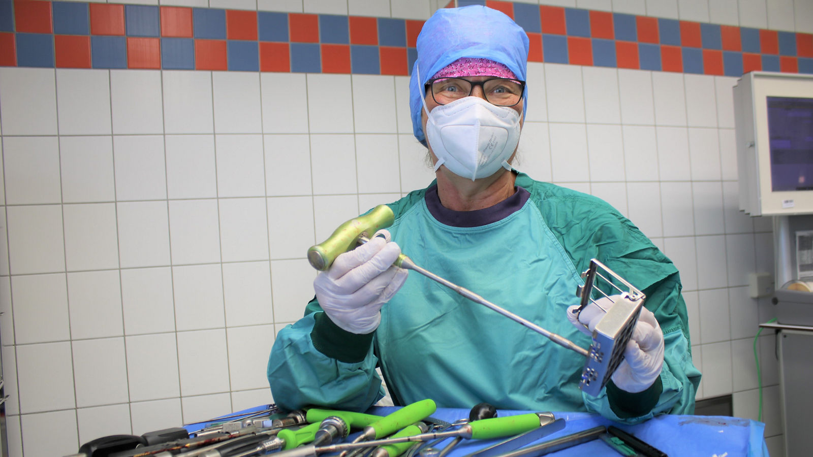 Aus Liebe zum Handwerk: Ilsemarie Philipp arbeitet seit 43 Jahren im OP