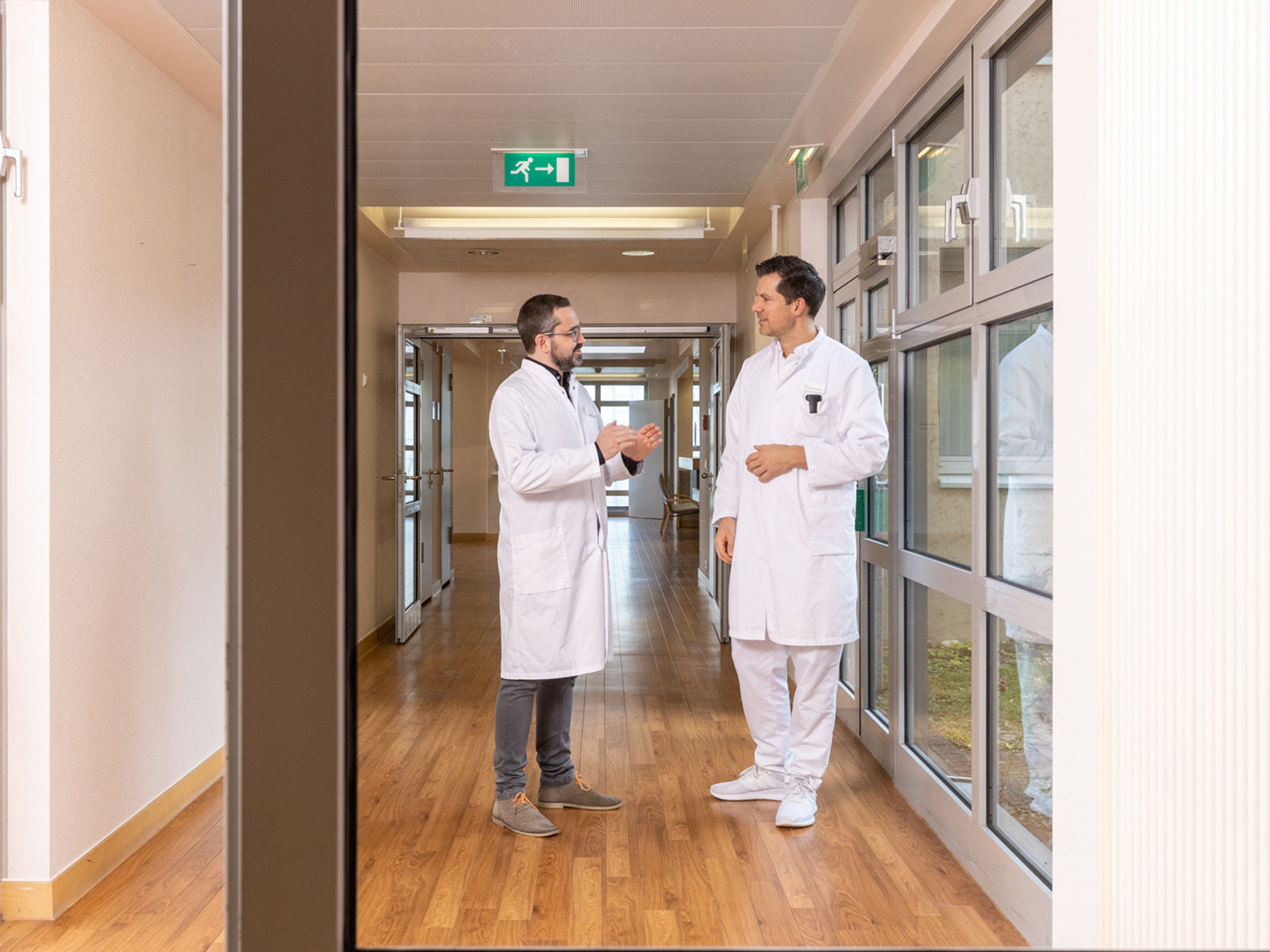 Ärzte der Kardiologie stehen auf Stationsflur