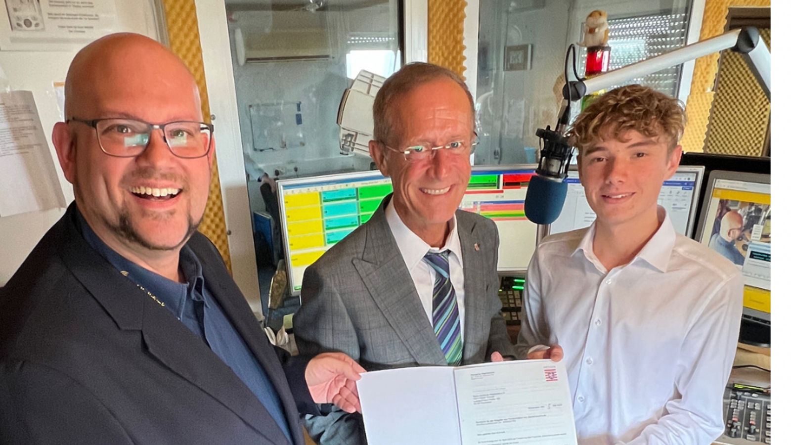 Scheck vom Chef der Staatskanzlei: Radio Klinikfunk fit für die Zukunft!