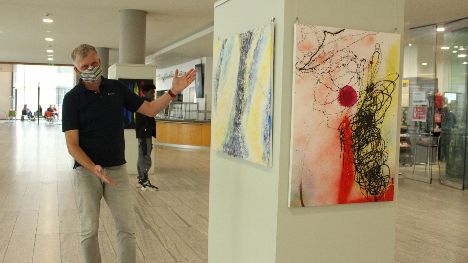 Farbenfrohe Acrylbilder im Helios Klinikum Erfurt