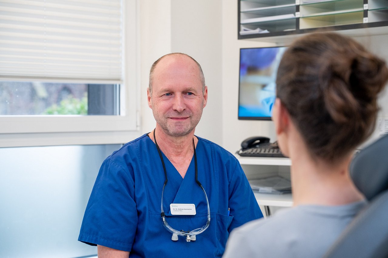 Dr. Hammacher im Patientengespräch