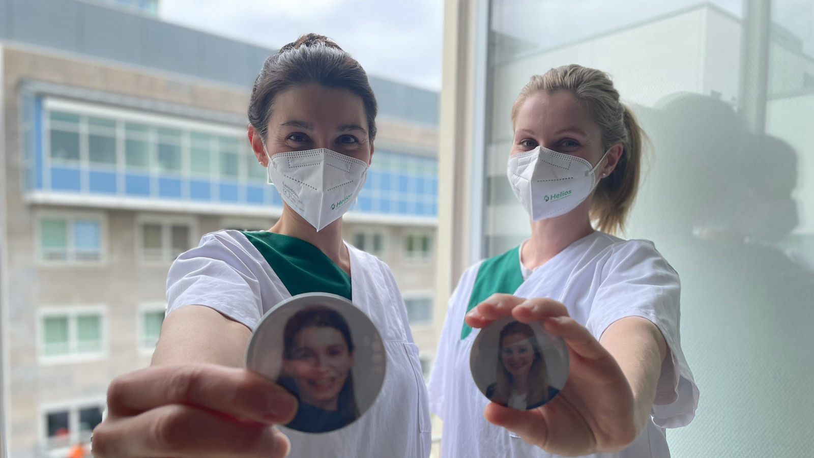 Mit Buttons gegen anonyme Maskengesichter im Krankenhaus