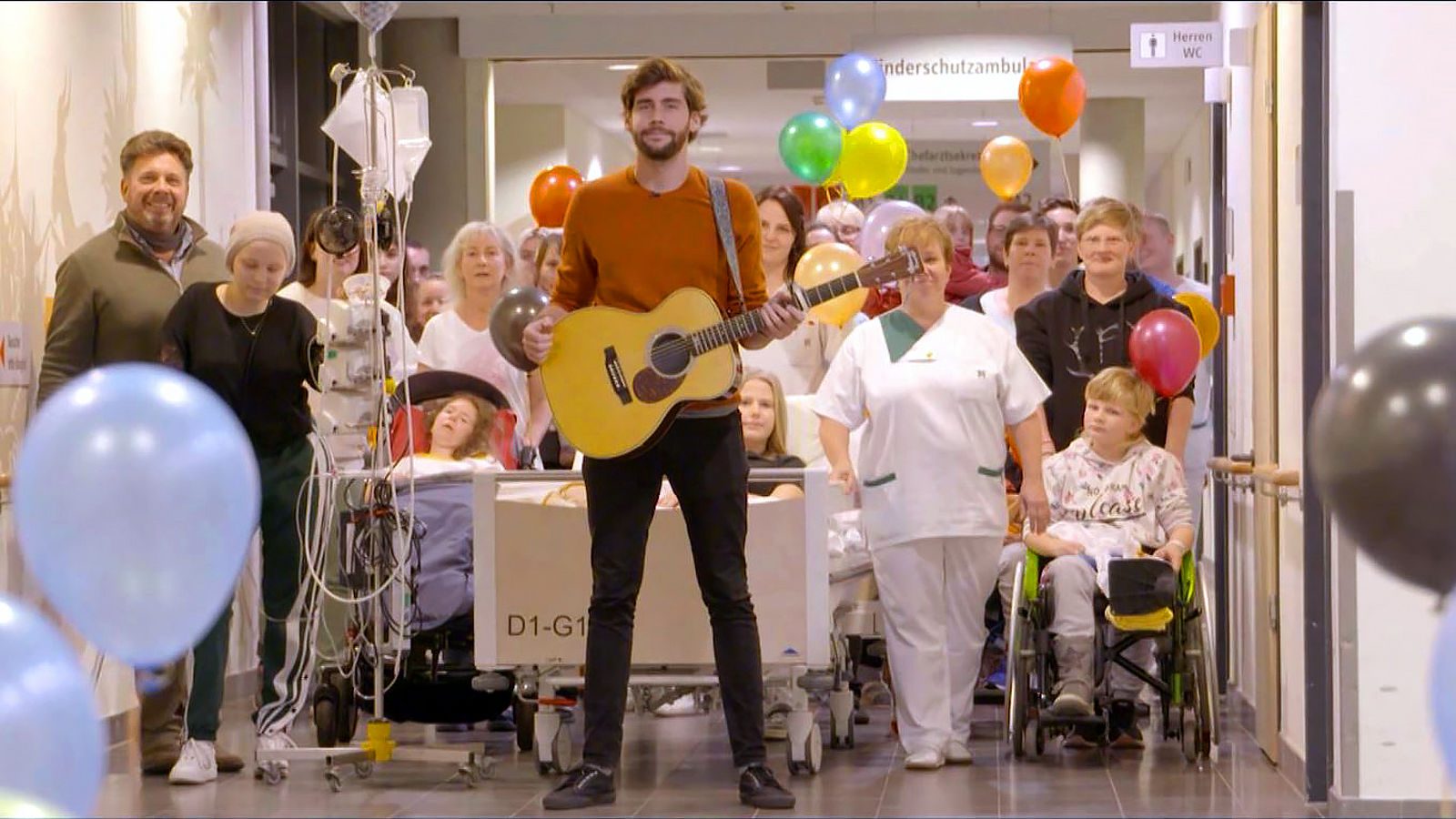 Musiker Alvaro Soler bringt Lebensmut für kranke Kinder auf der Kinderonkologie im Helios Klinikum Berlin-Buch