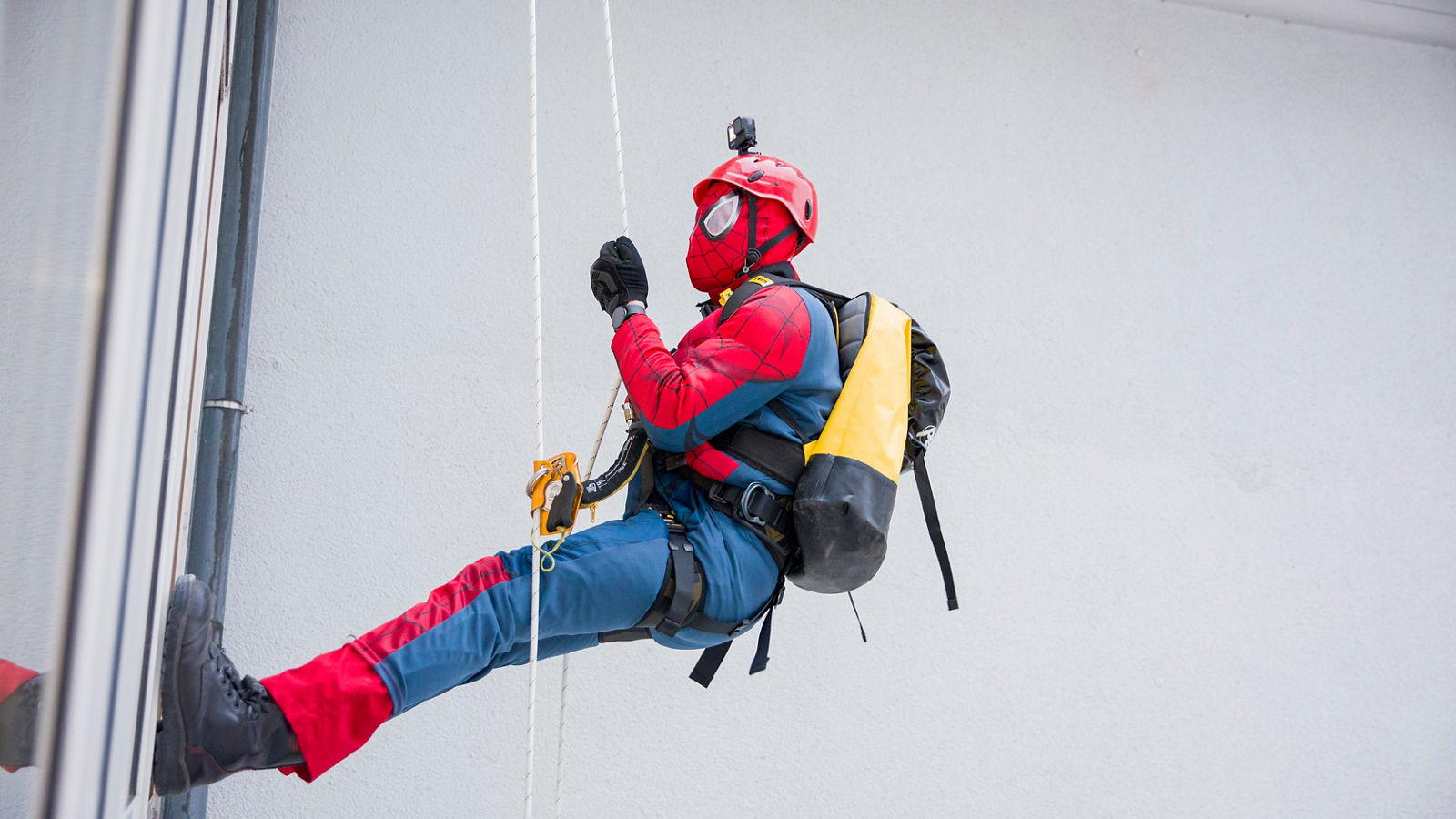 Nikolaus und Spiderman bringen Geschenke aus luftiger Höhe