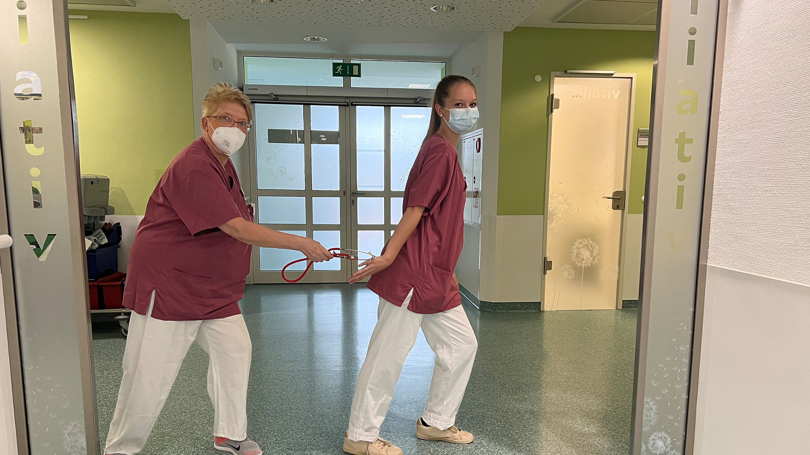 Nun wird das Stethoskop weitergereicht