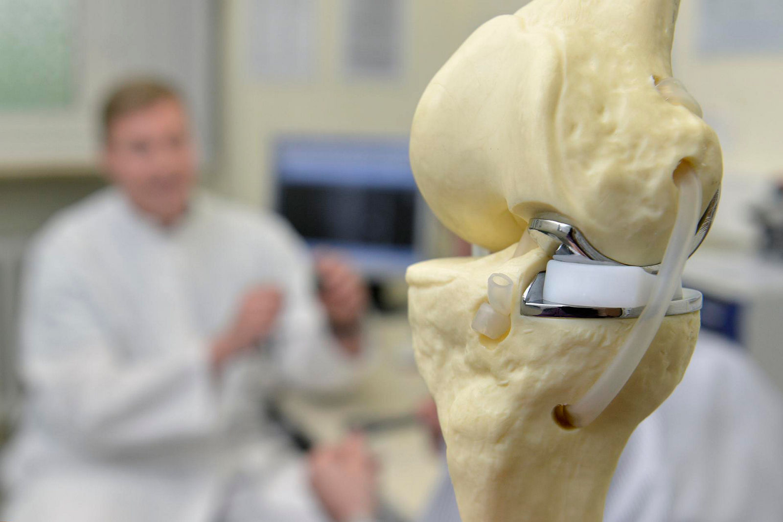 Ausgezeichnete Endoprothetik - Helios Kliniken Mansfeld-Südharz erhalten von AOK Bestnoten für die Implantation von Knie- und Hüftgelenksersatz bei Gelenkverschleiß