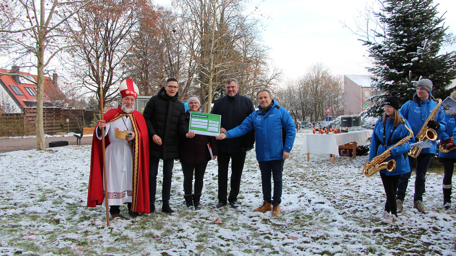 Warme Klänge bei Minusgraden: Knabenkapelle spielt Adventskonzert vor Klinikum