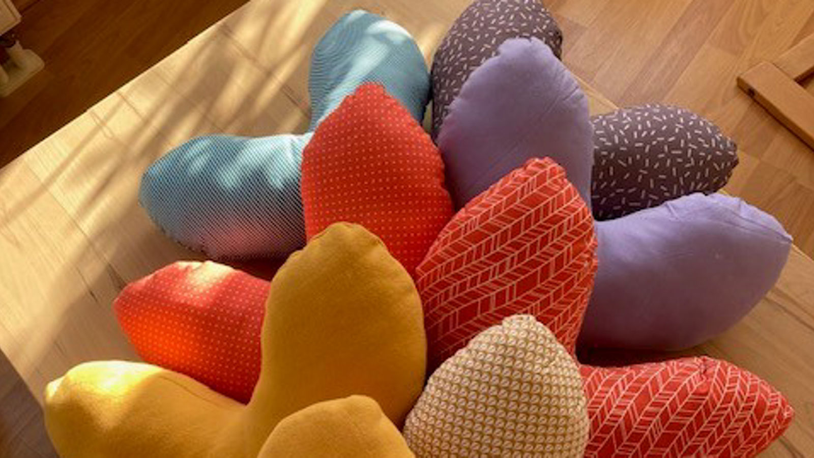 Herzen gegen Schmerzen – Helios Kliniken Oberbayern unterstützen Engagement für Brustkrebspatientinnen