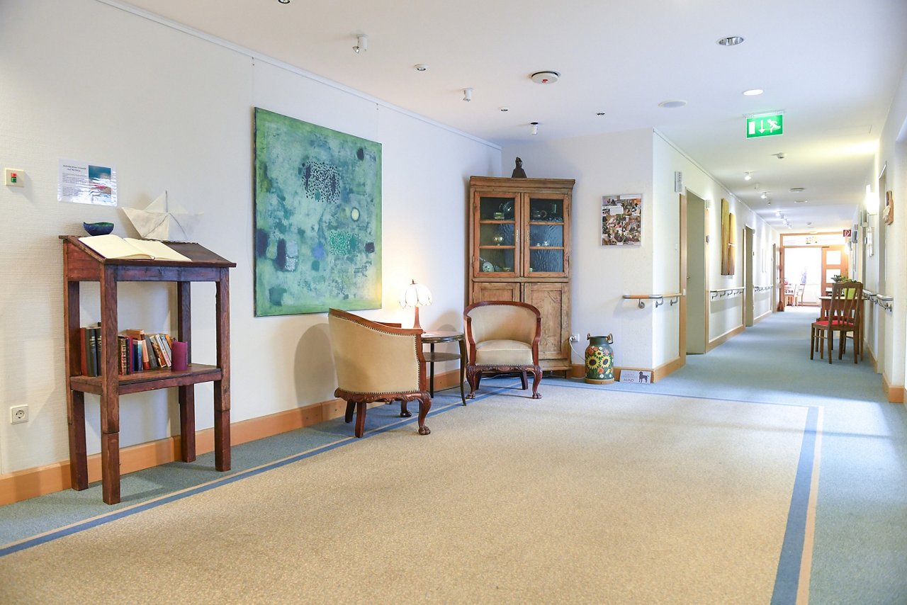 Flur der Palliativstation mit Möbeln 