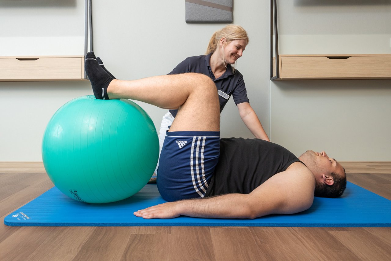 Physiotherapie am Ball liegend